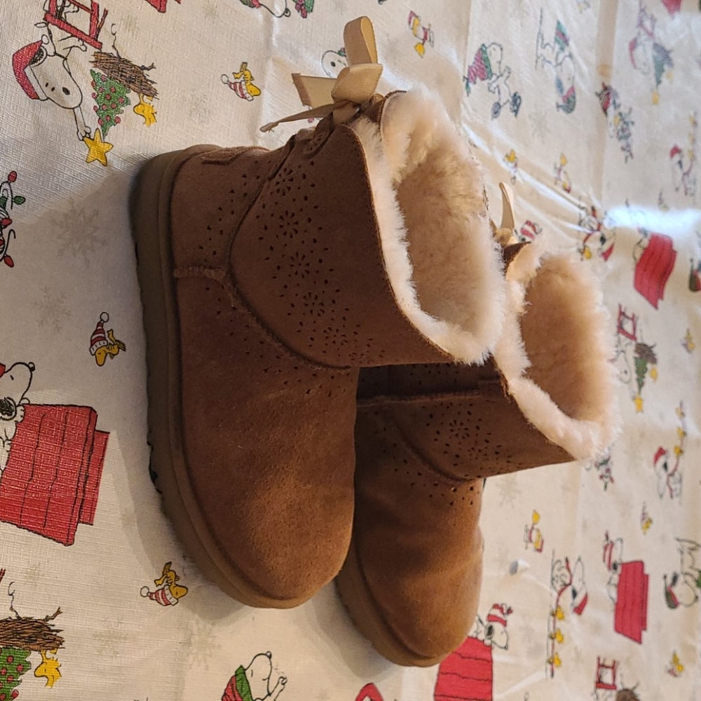 Size 8M Carmel UGG short boots w/bows